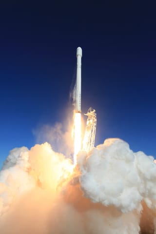 Podróże w kosmos jak jazda autobusem – jak SpaceX i Elon Musk zmieniają przyszłość eksploracji wszechświata